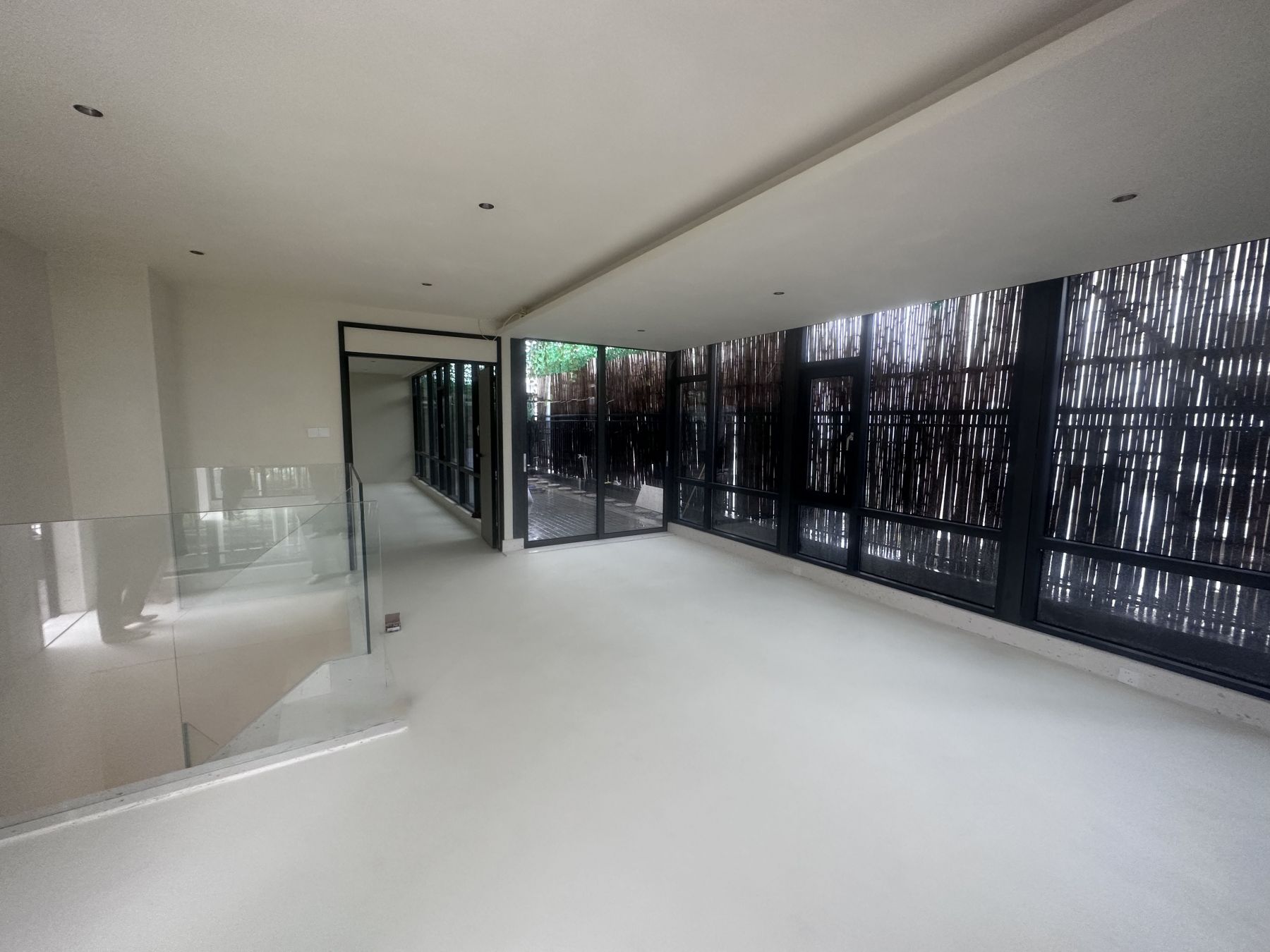 How is indoor microcement constructed?